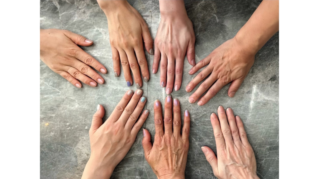 複数人の手を並べて骨格タイプの違いを比較した写真。指の長さや関節の出方、手の厚みの違いが分かる。